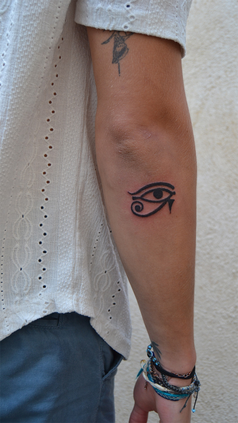 Tatouage oeil egyptien tattoo Annecy