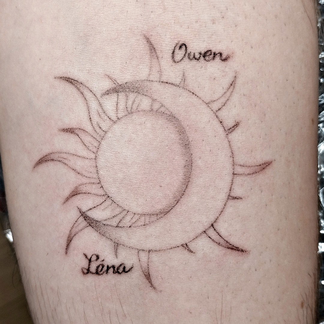 Sun Moon fineline tattoo tatoueur fin annecy